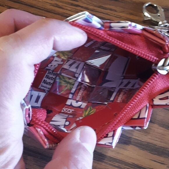 TWIZZLERS WRAPPER RECYCLED CHANGE PURSE WITH KEYRING - Picture 2 of 3